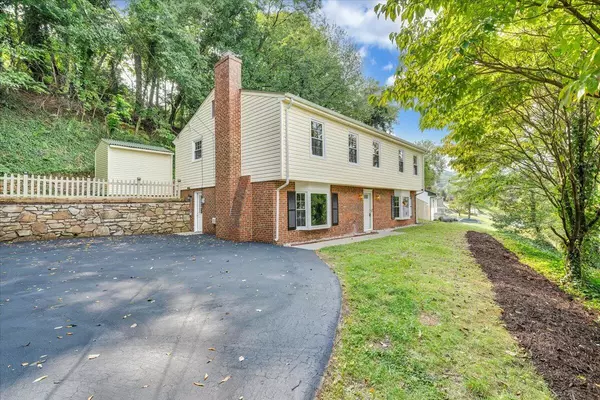 3311 Farmington DR,  Roanoke,  VA 24018