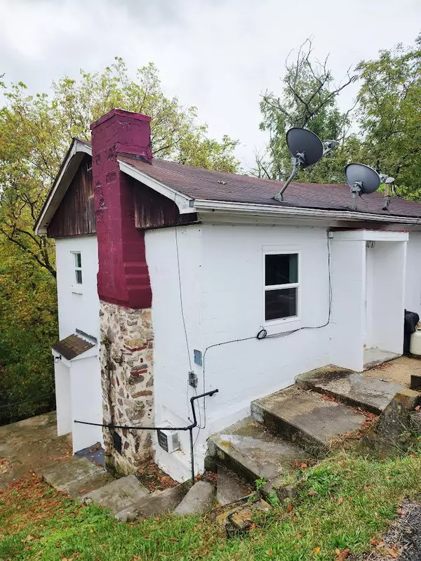 181 Barnett DR Unit Apt B, Tazewell, VA 24651