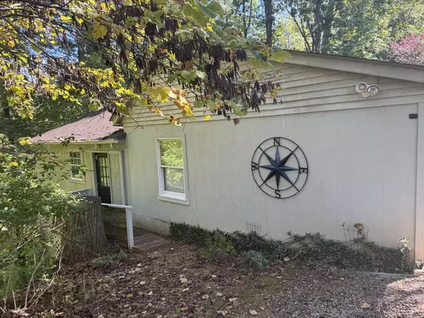 Moneta, VA 24121,1652 Happy Acres DR