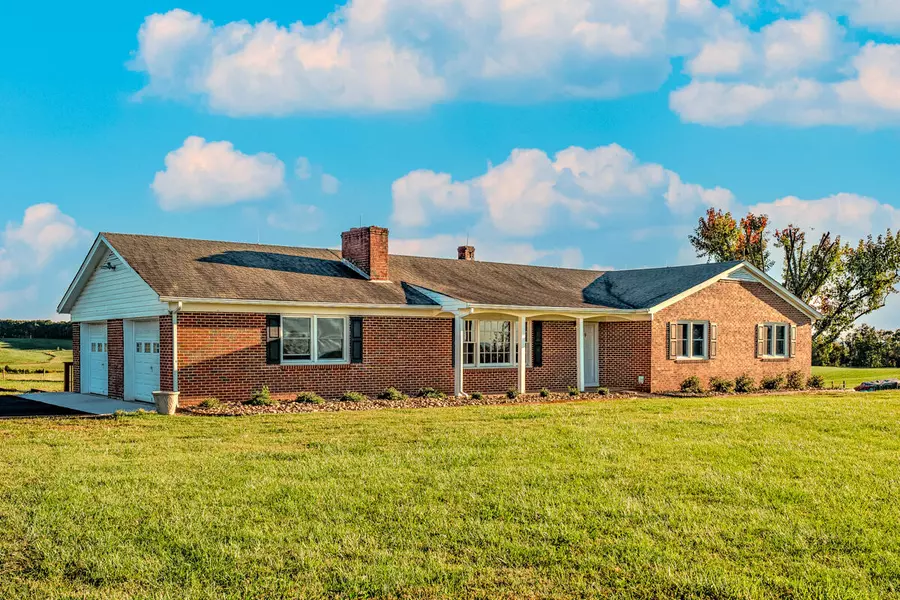 2558 Smith Mountain Lake PKWY, Huddleston, VA 24104