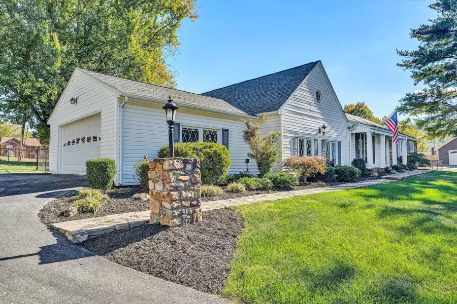 227 Ivy LN, Daleville, VA 24083