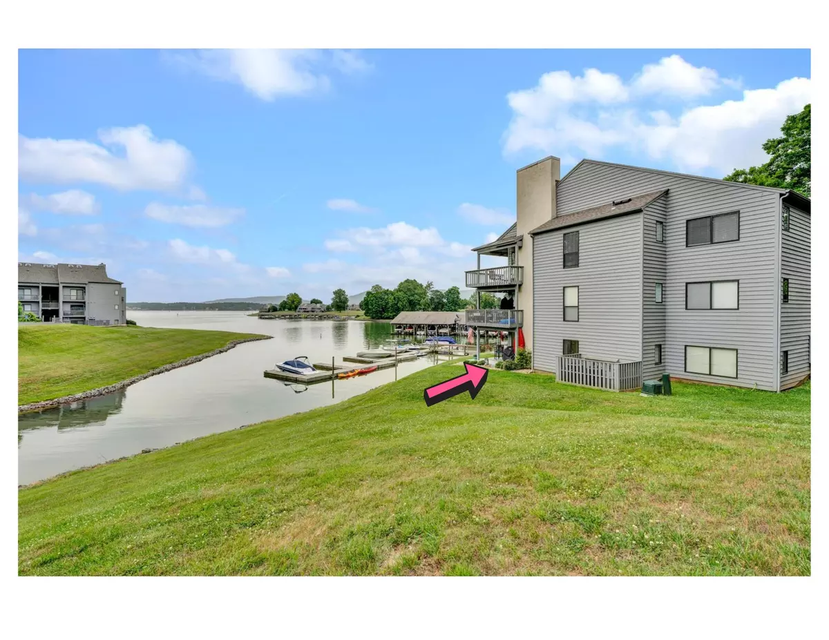 Moneta, VA 24121,100 Dockside CIR #201