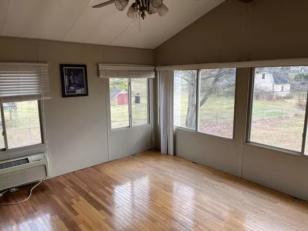 Roanoke, VA 24019,525 Hedgelawn AVE