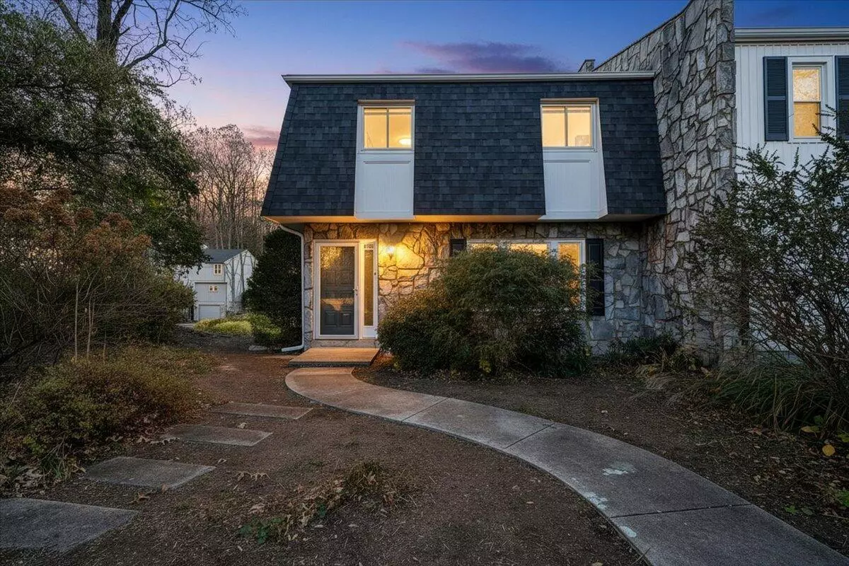 Roanoke, VA 24018,3319 Stonehenge Square