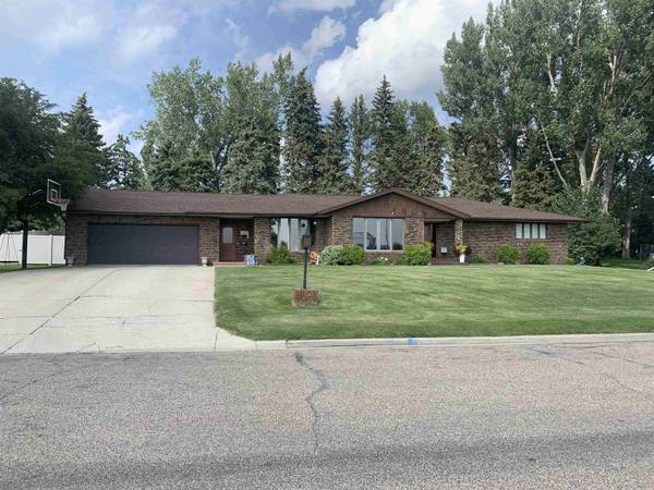 822 4th St SW, Rugby, ND 58368