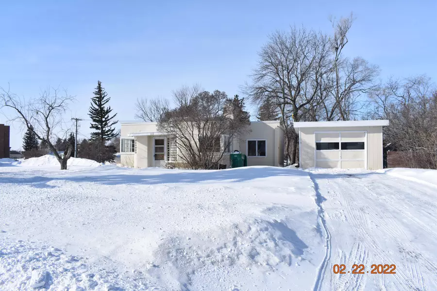 131 5th St SE, Garrison, ND 58540