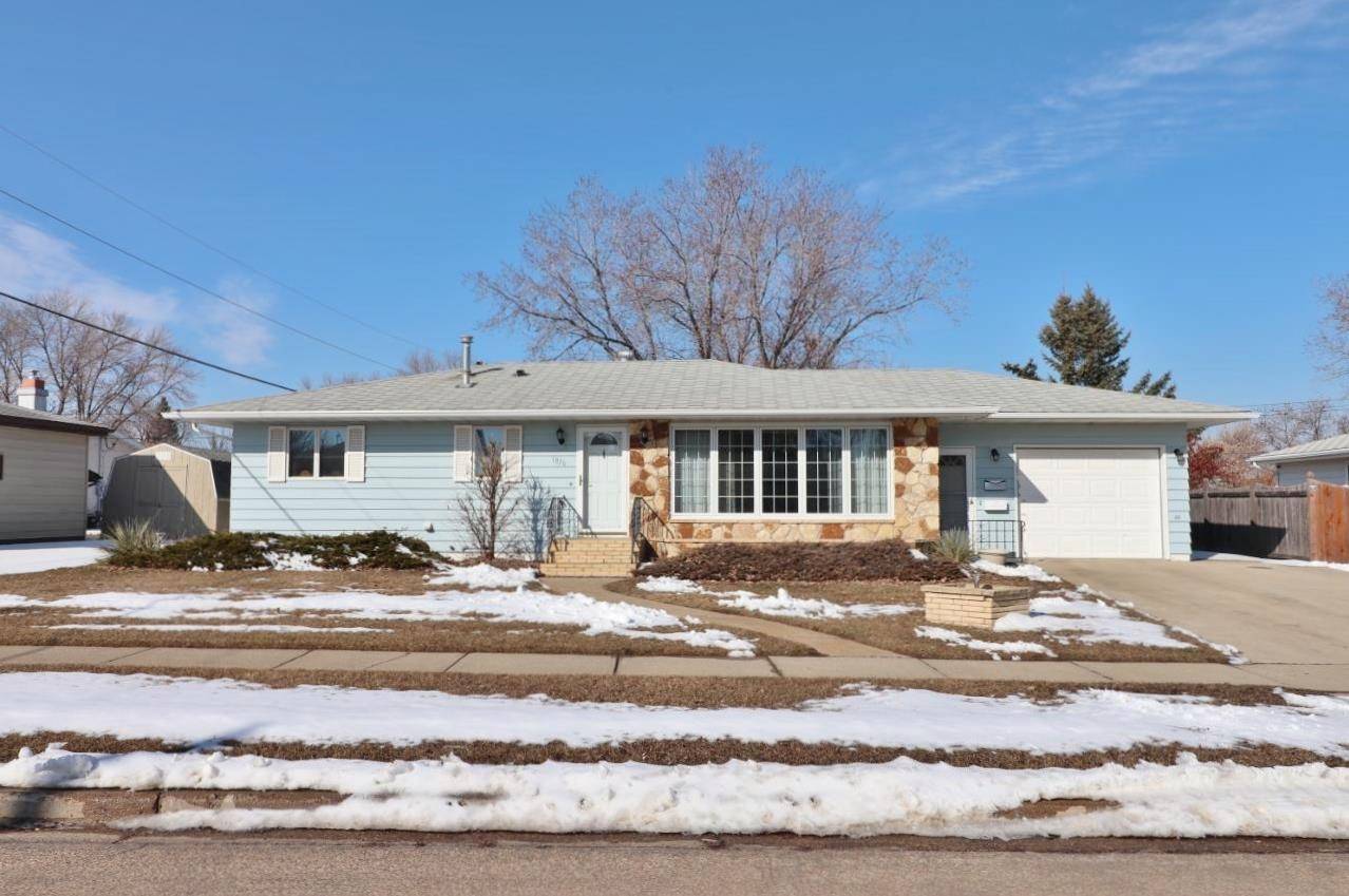 1836 9th St SW, Minot, ND 58701-6412