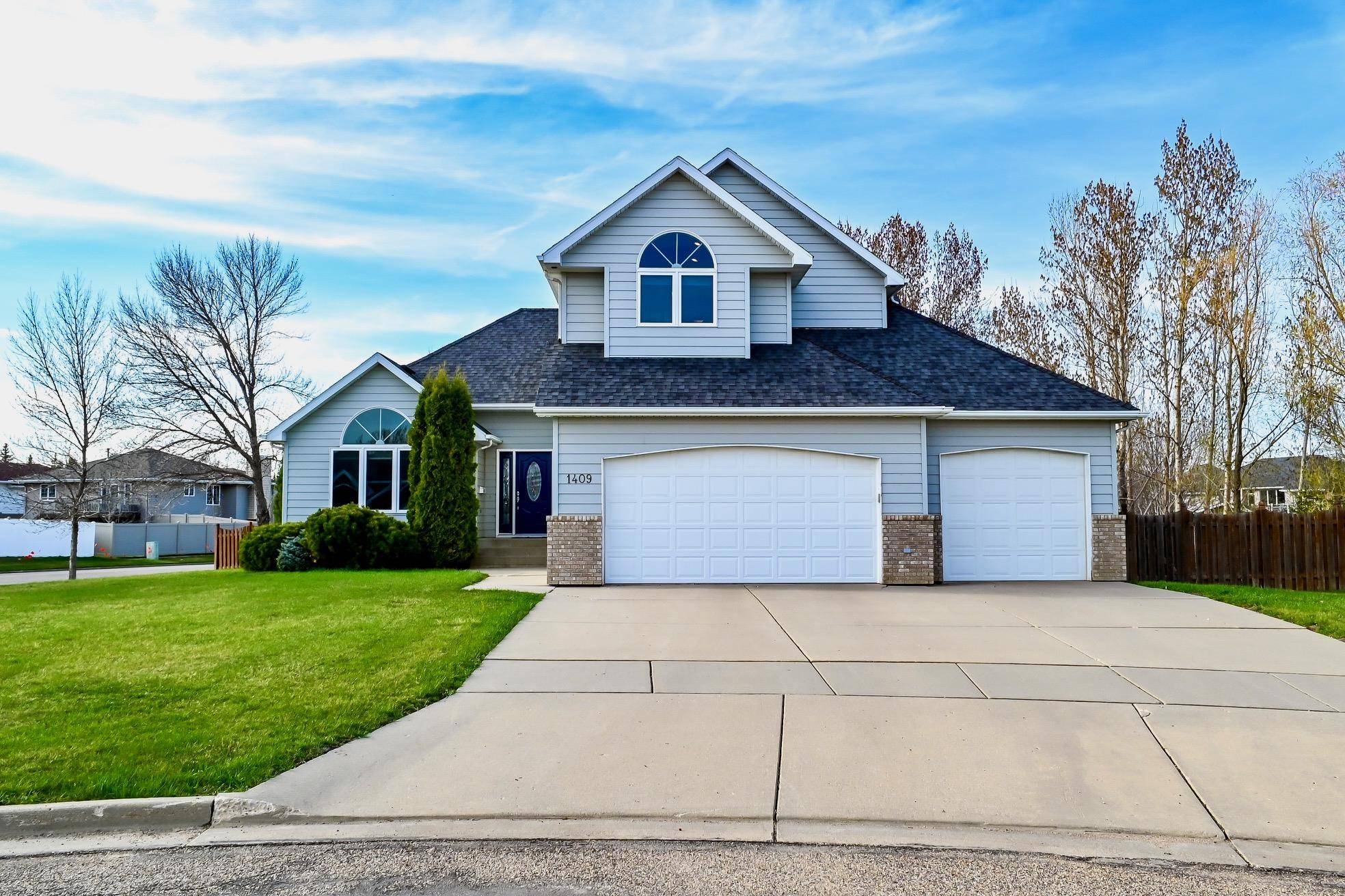 1409 Hiawatha Street, Minot, ND 58701