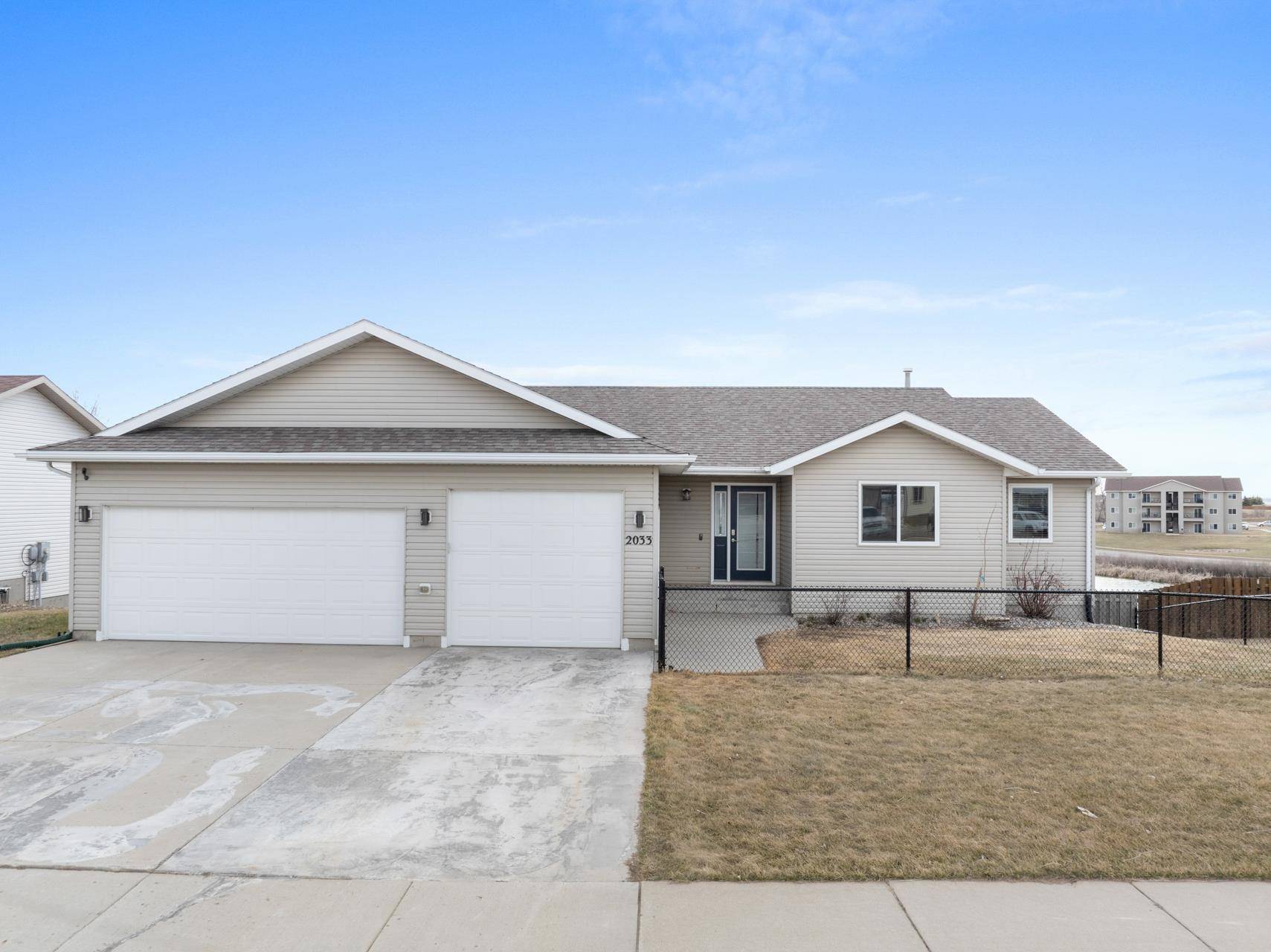 2033 LAKESIDE ST NW, Minot, ND 58703