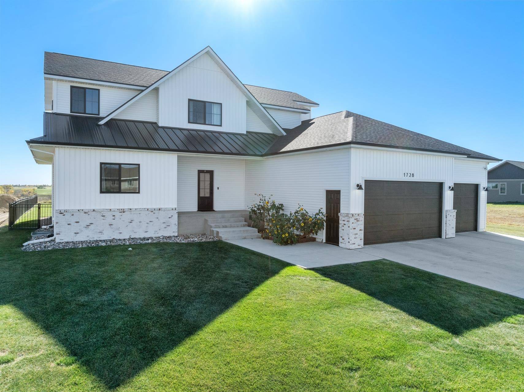 1728 VALLEY BLUFFS DR SE, Minot, ND 58701-7484