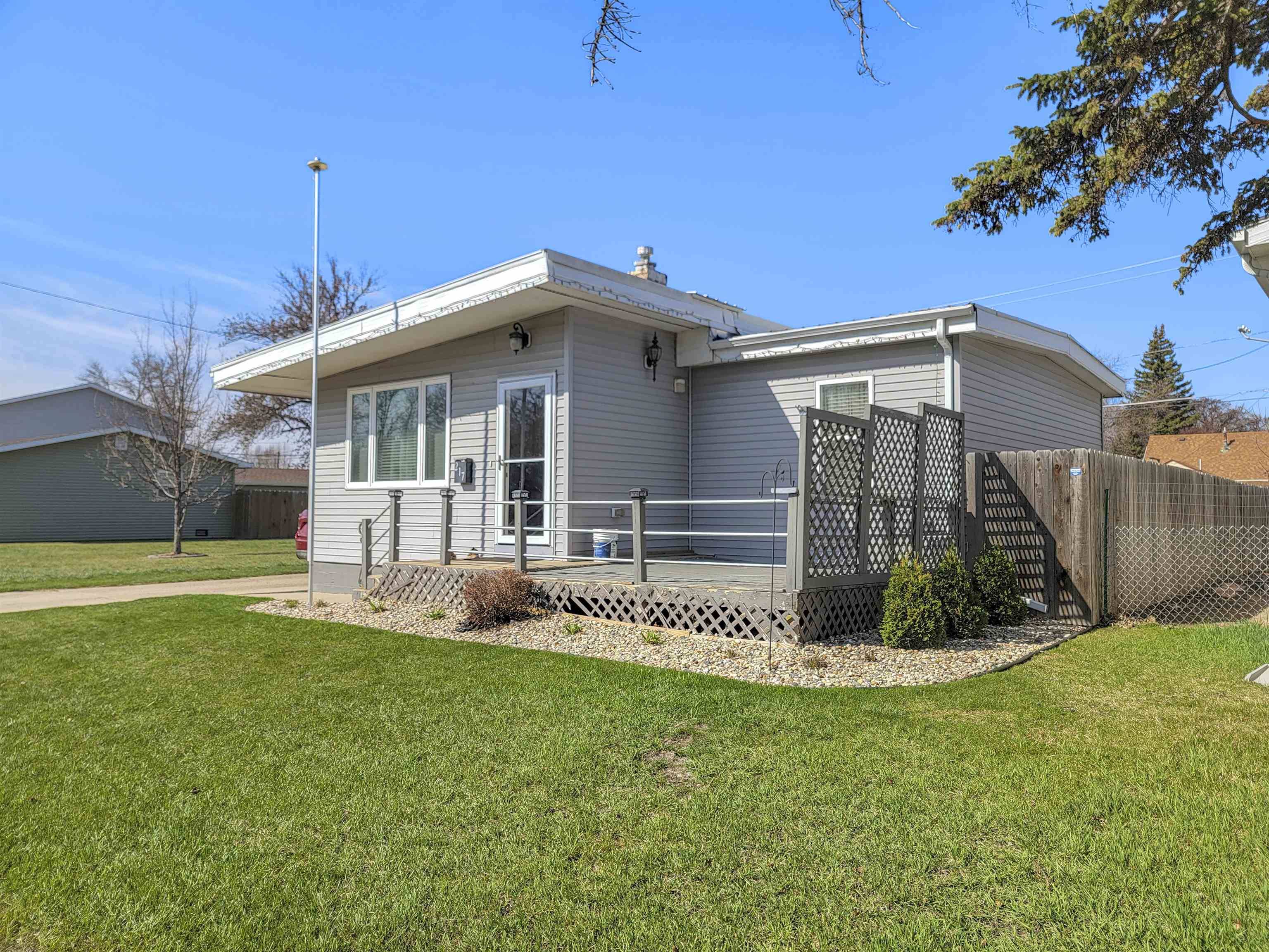 217 17th St NW, Minot, ND 58703