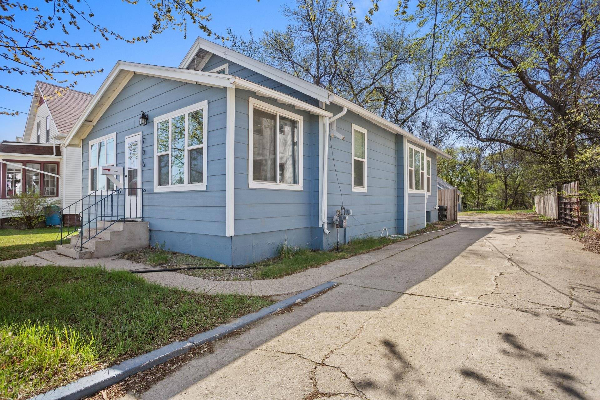 706 E CENTRAL AVE, Minot, ND 58701