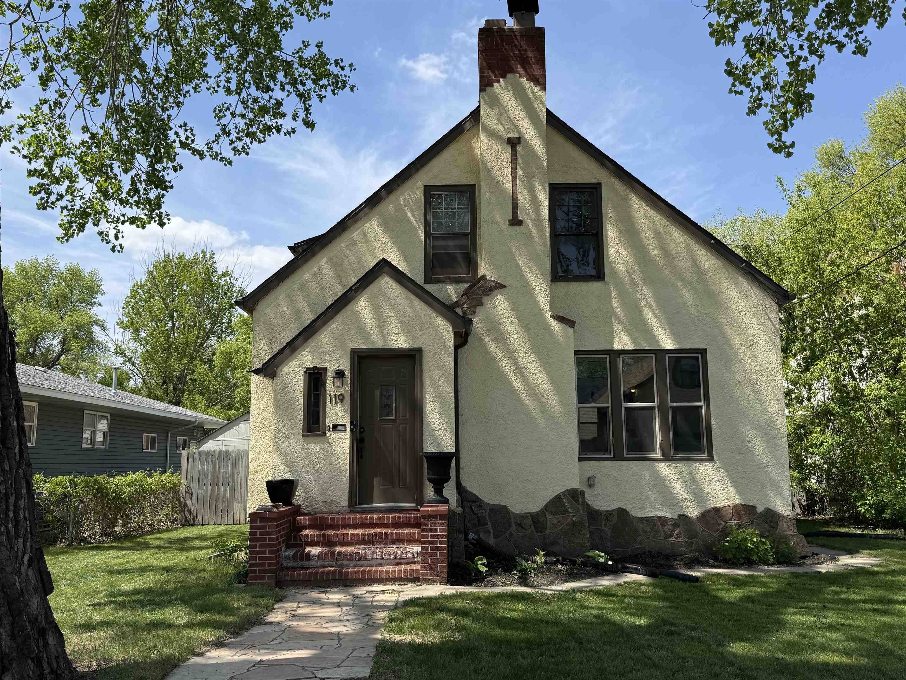 119 NW 6th St, Minot, ND 58703
