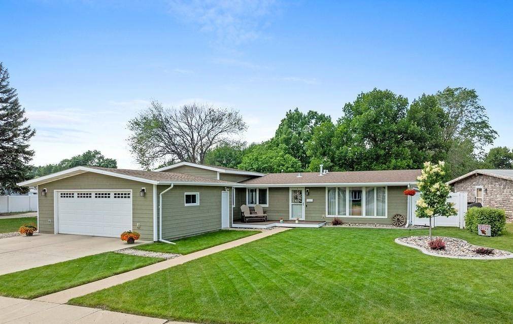 120 25th St SW, Minot, ND 58701