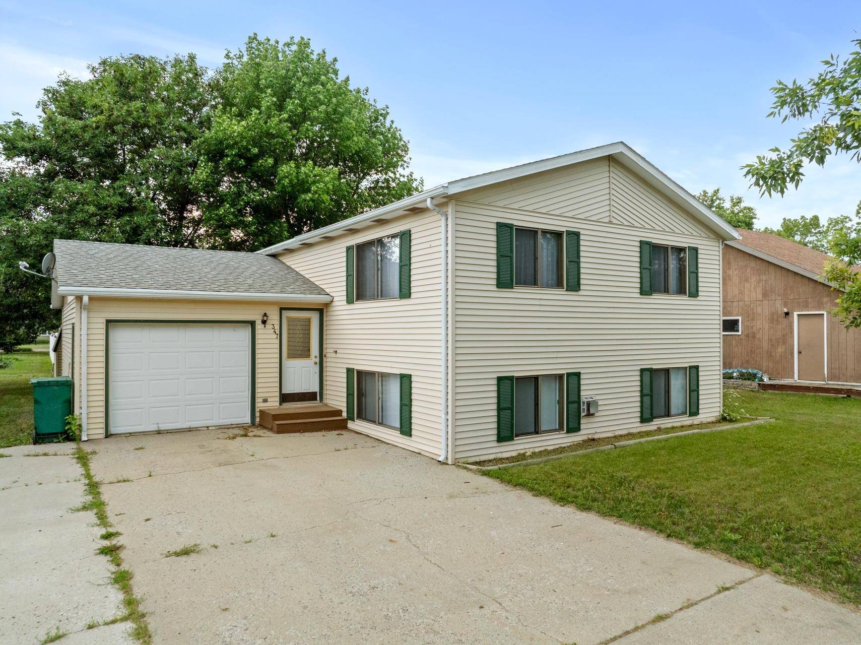 347 8th St NE, Garrison, ND 58540