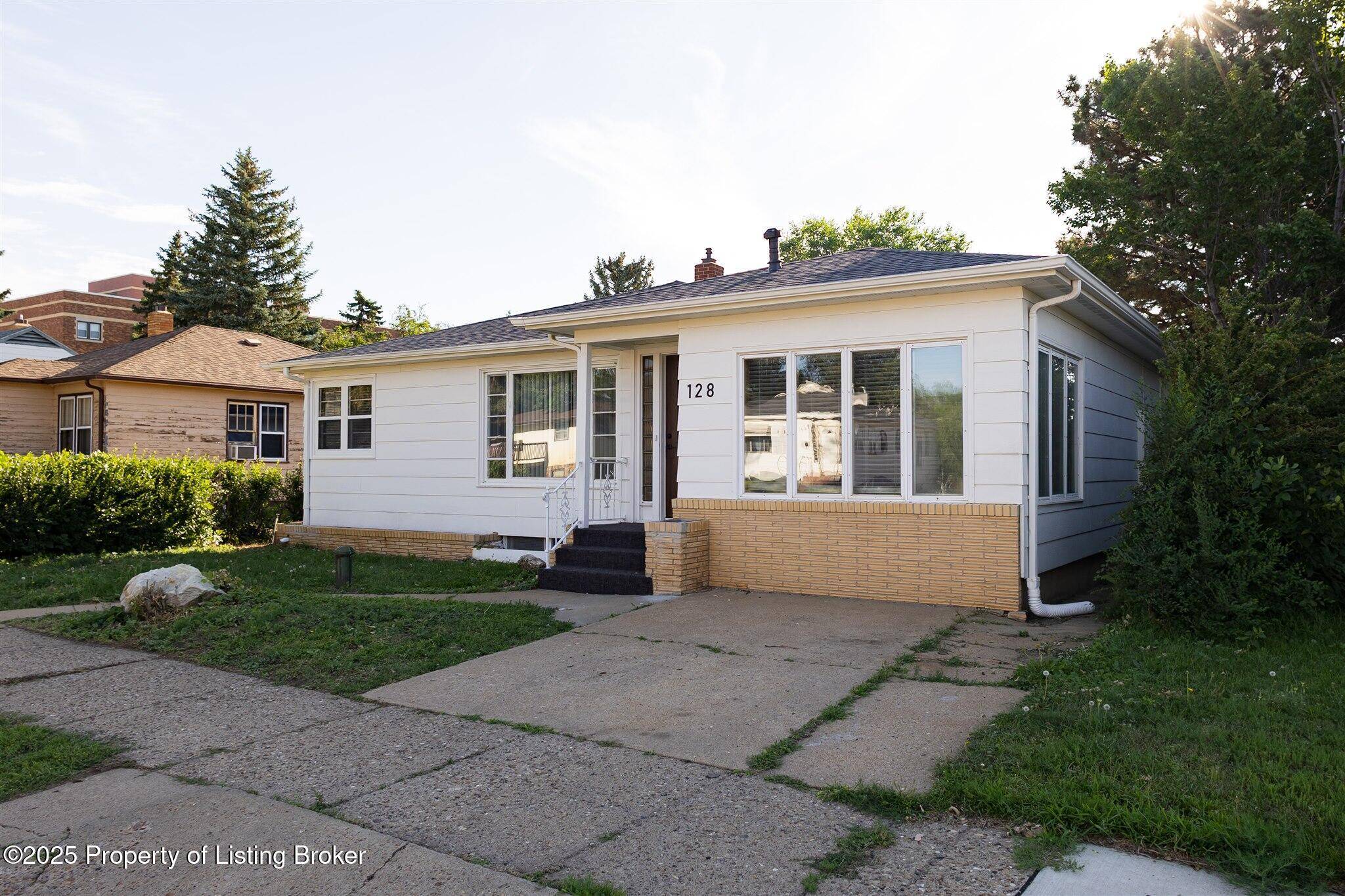 Dickinson, ND 58601,128 11th Avenue W