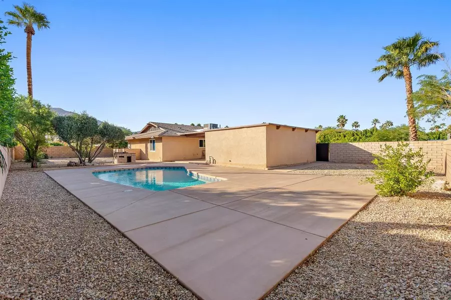 1125 E Racquet Club RD, Palm Springs, CA 92262