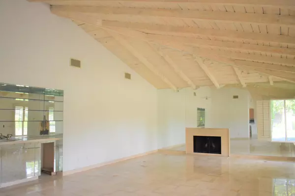 Rancho Mirage, CA 92270,70070 Frank Sinatra DR #16