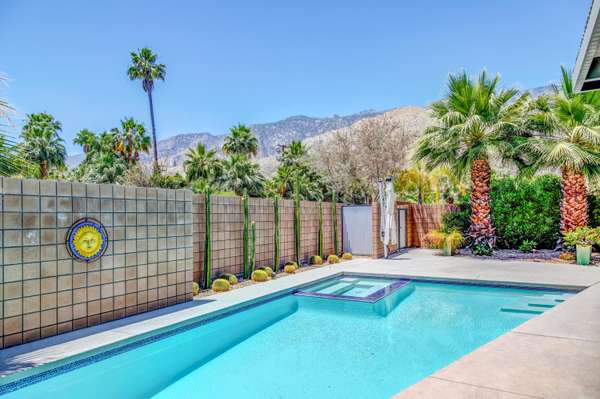 915 Oceo CIR S, Palm Springs, CA 92264