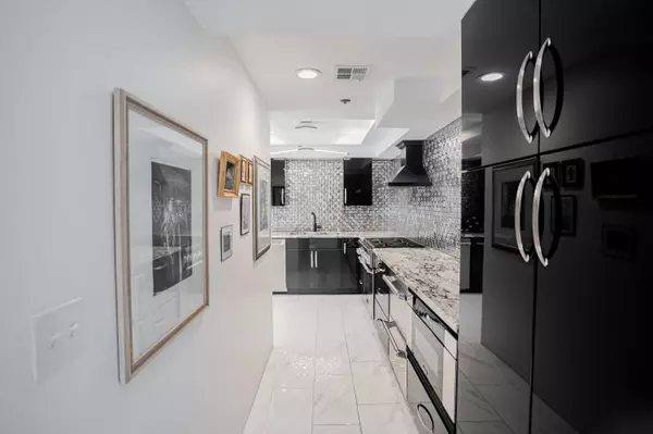 Palm Springs, CA 92262,482 Village SQ E