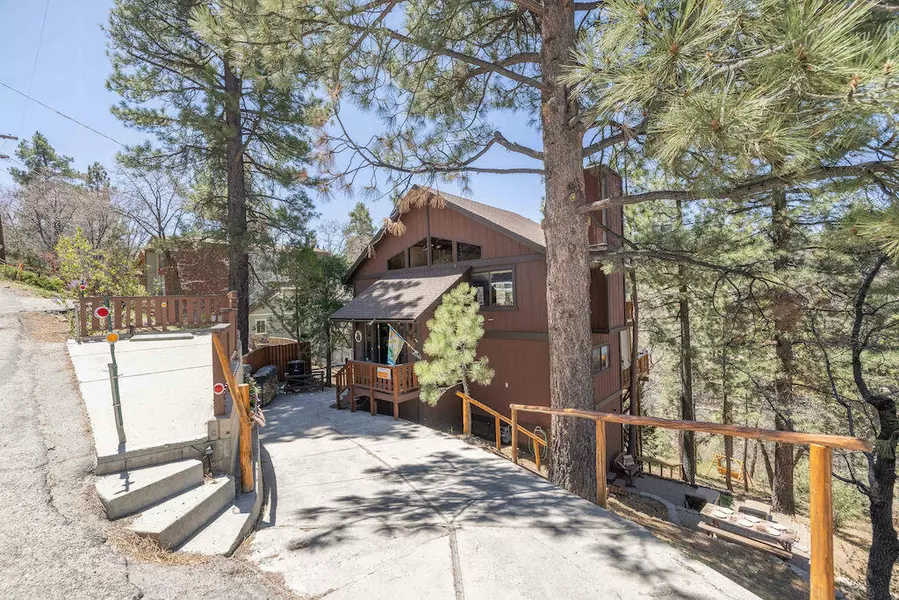 586 Villa Grove AVE, Big Bear City, CA 92314