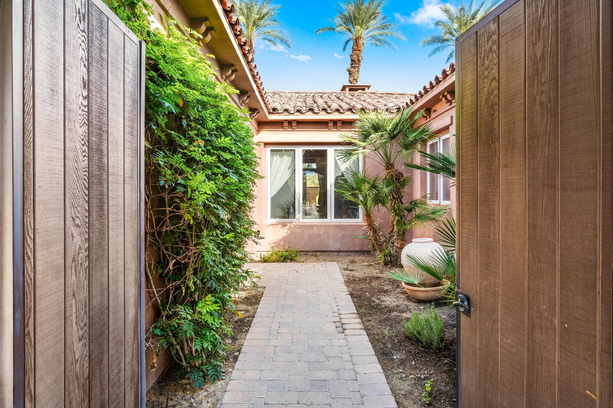 La Quinta, CA 92253,81942 Elynor CT