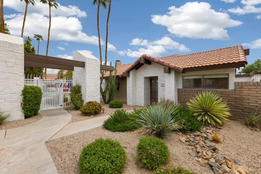 2367 S Gene Autry TRL #E, Palm Springs, CA 92264