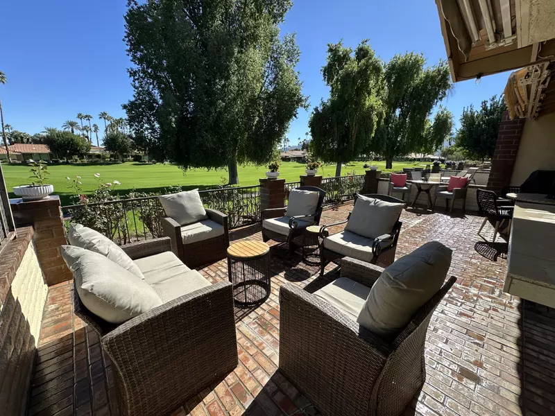 246 Santa Barbara CIR, Palm Desert, CA 92260