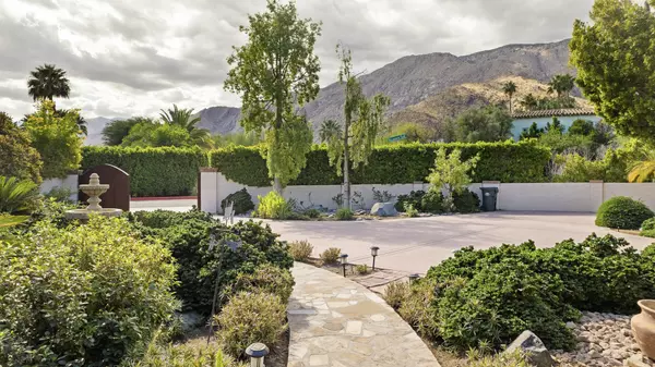 Palm Springs, CA 92262,330 E Valmonte Sur