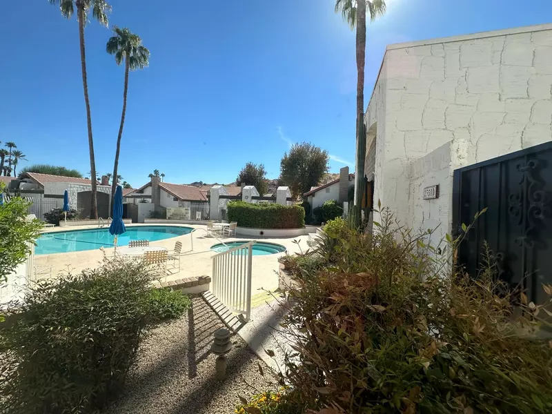 2350 E Miramonte CIR #E, Palm Springs, CA 92264