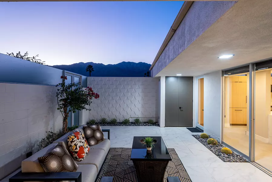 385 Desert Lakes DR, Palm Springs, CA 92264