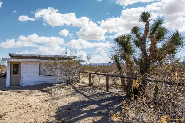 Joshua Tree, CA 92252,5121 Marigold LN