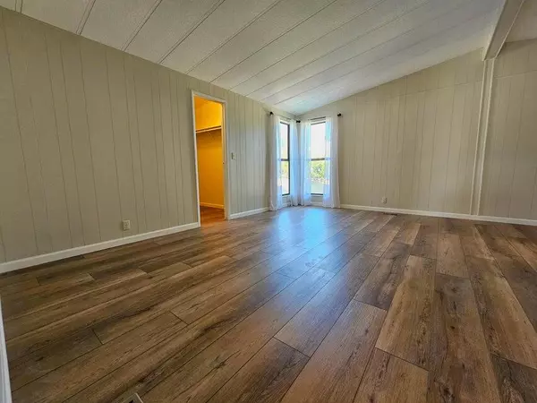 Thousand Palms, CA 92276,33195 Laura DR