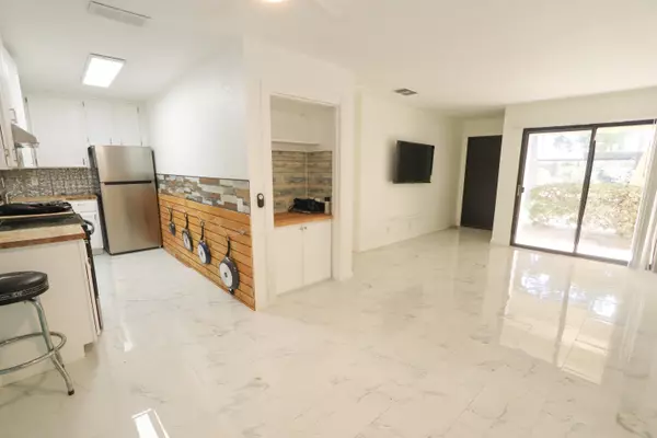 751 N Los Felices CIR W #109, Palm Springs, CA 92262