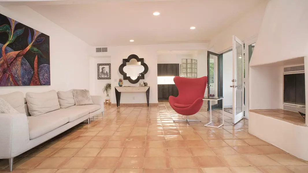 559 S Mountain View DR, Palm Springs, CA 92264
