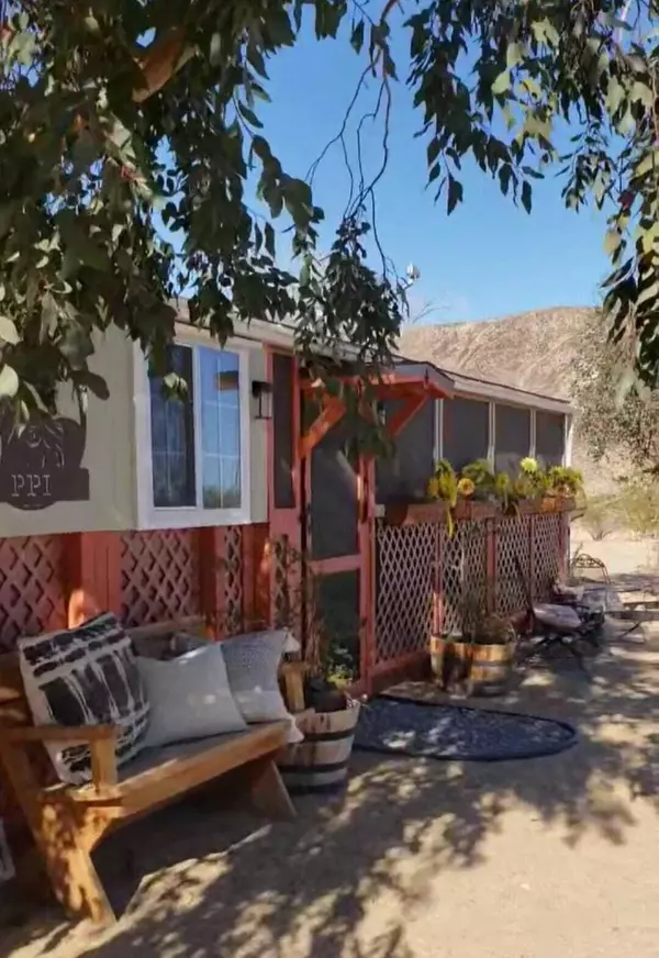 Landers, CA 92285,58562 Applegate WAY