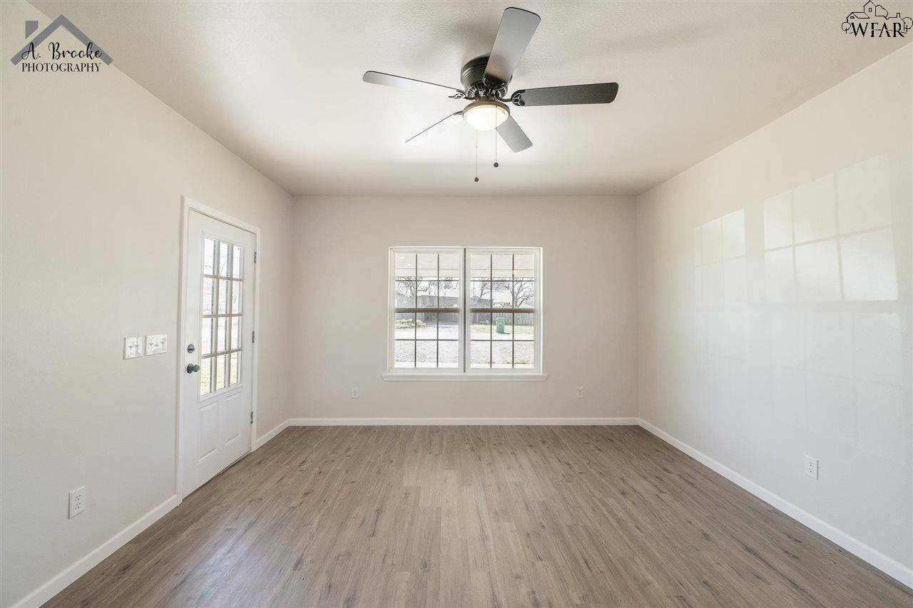 Iowa Park, TX 76367,102 W MAGNOLIA AVENUE