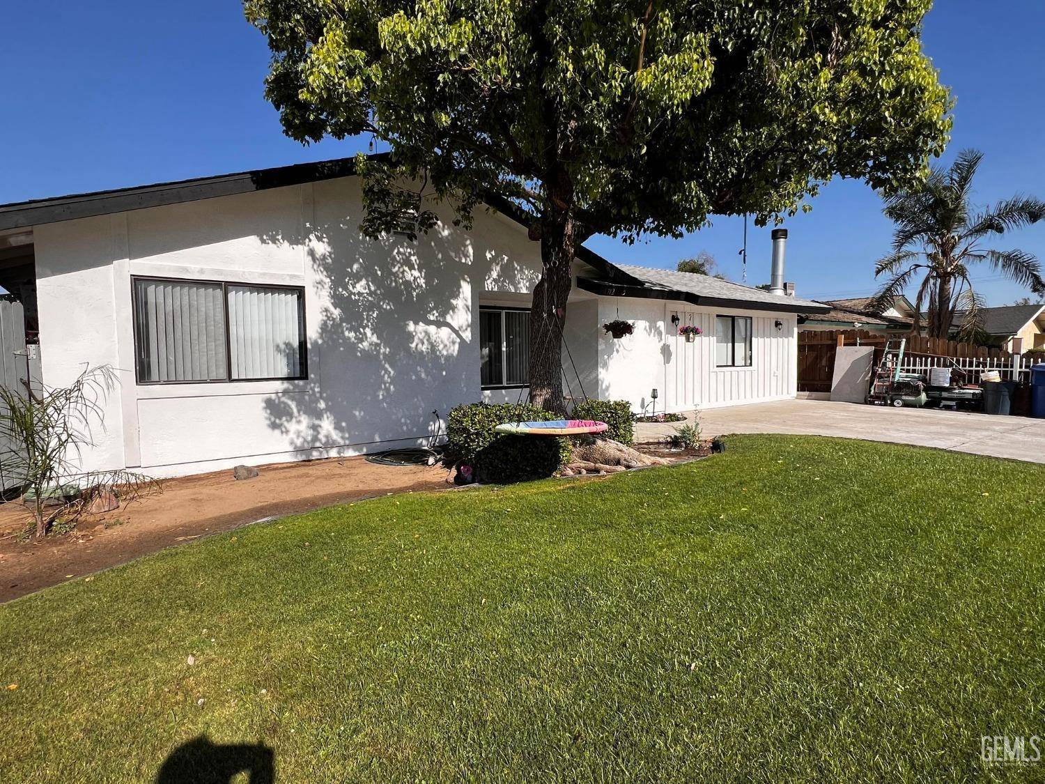 712 Iris Street, Bakersfield, CA 93308