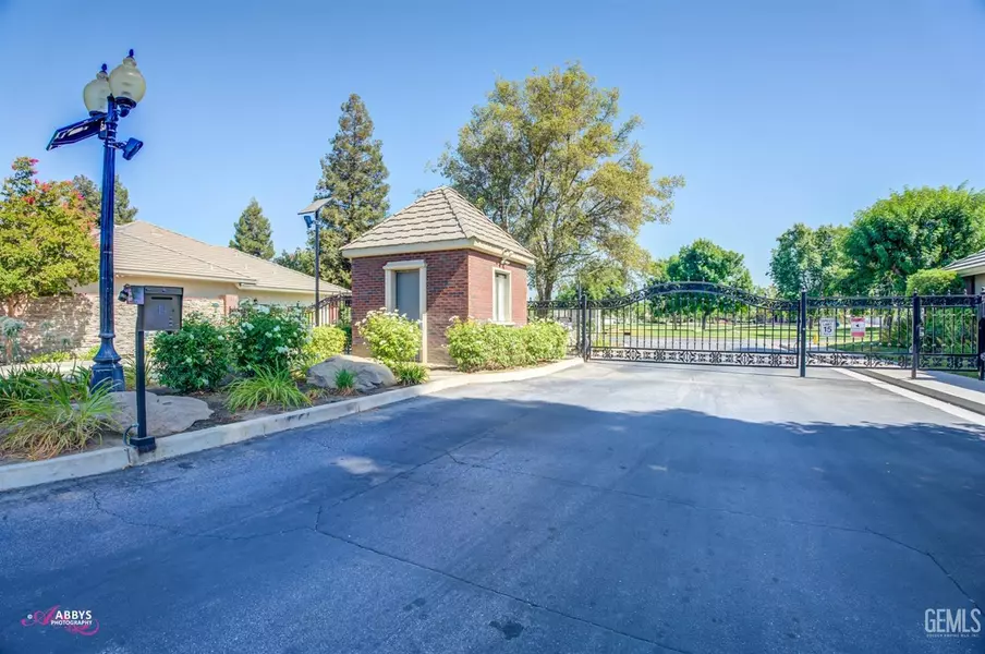 6740 Iron Oak Drive, Bakersfield, CA 93312