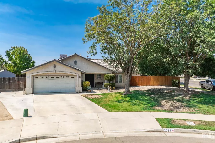 1115 Paris Place, Lemoore, CA 93245