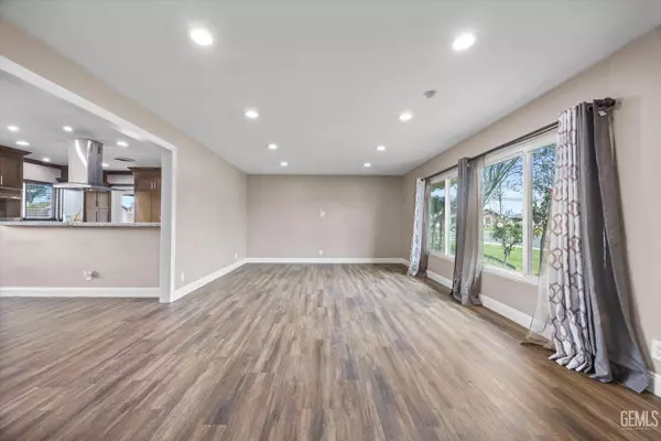 Bakersfield, CA 93304,901 Loch Lomond Dr.