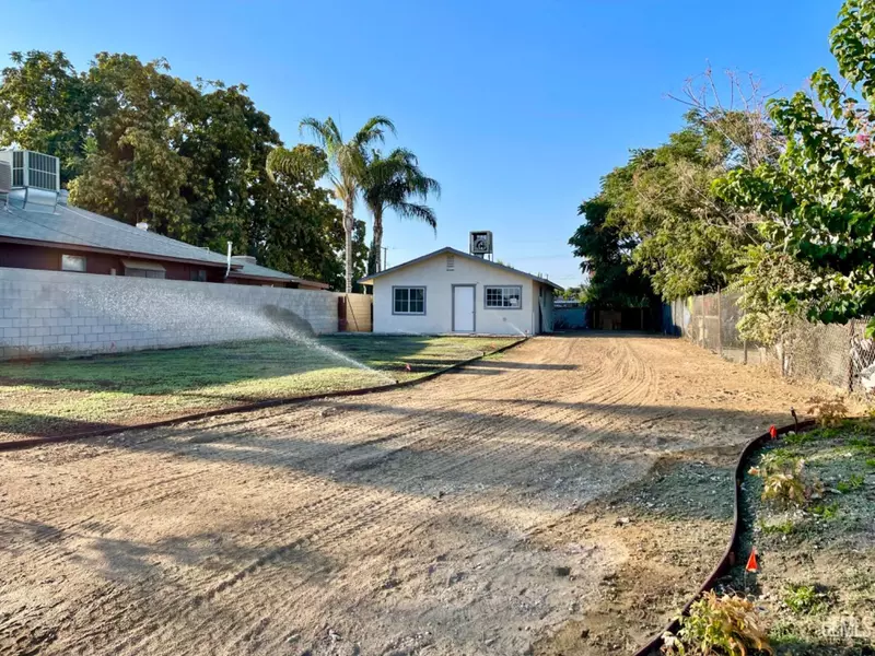 8204 Gail Marie Drive, Lamont, CA 93241