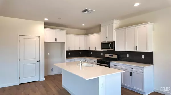 Bakersfield, CA 93314,8514 Estes Park Street