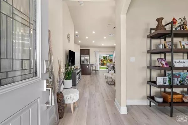 Bakersfield, CA 93313,5912 Blue Spruce Avenue