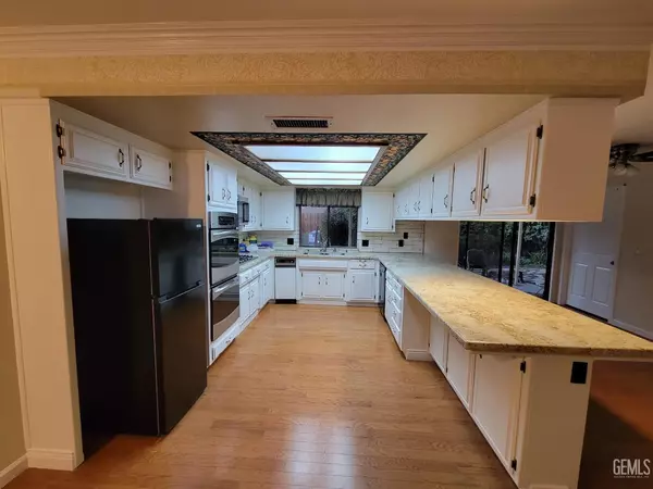 Bakersfield, CA 93308,6918 Crestwood Street