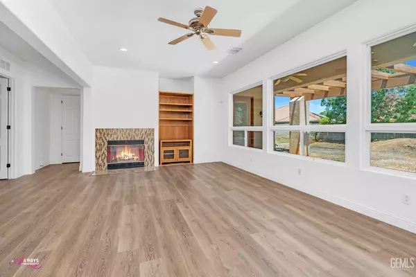 Bakersfield, CA 93311,10102 Lace Cascade Court