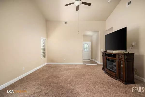 Shafter, CA 93263,9434 Red Pine Drive