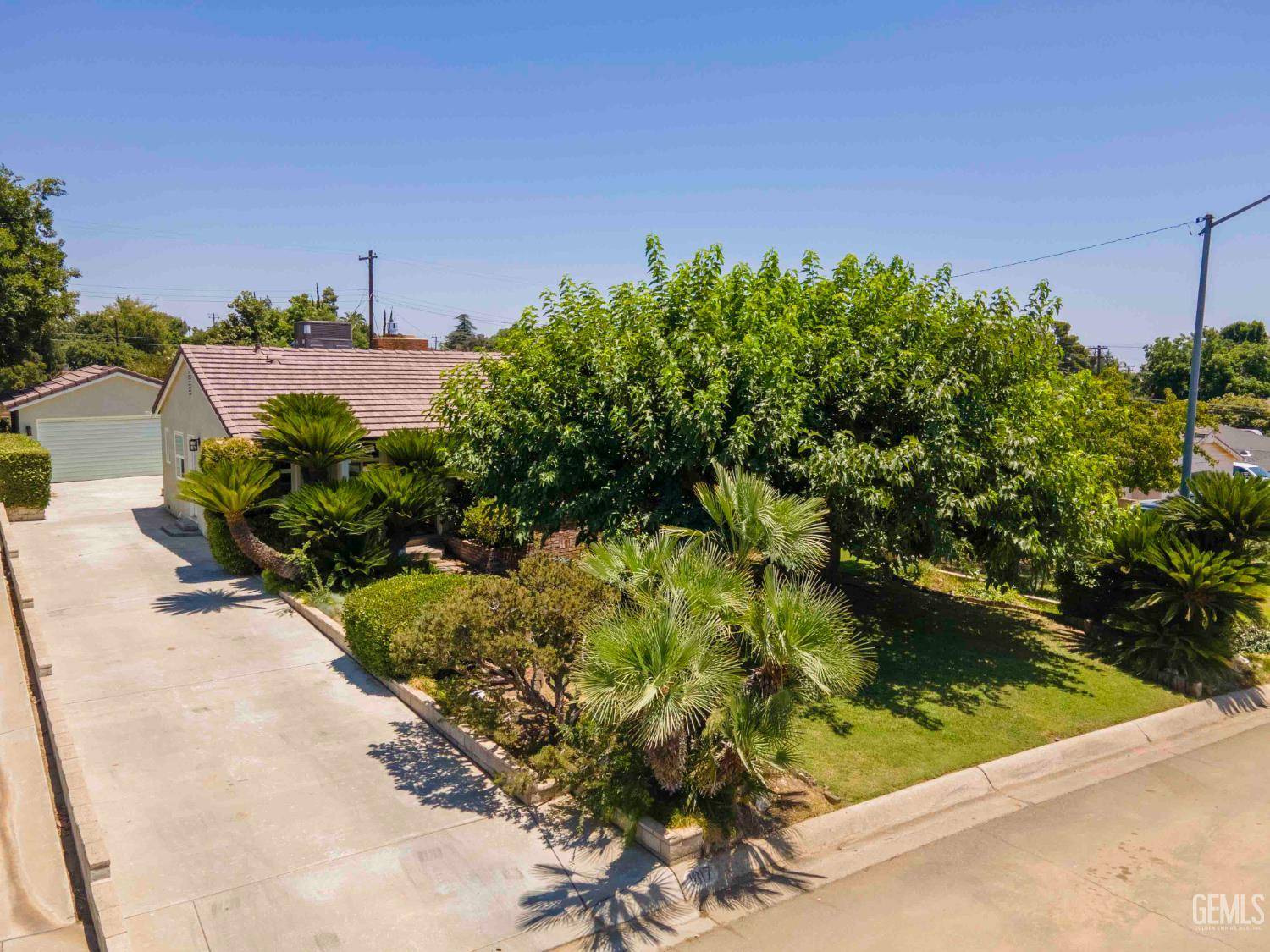 1817 Los Robles Drive, Bakersfield, CA 93306