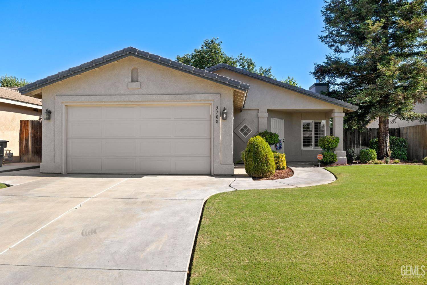 5708 Clear Valley Court, Bakersfield, CA 93313