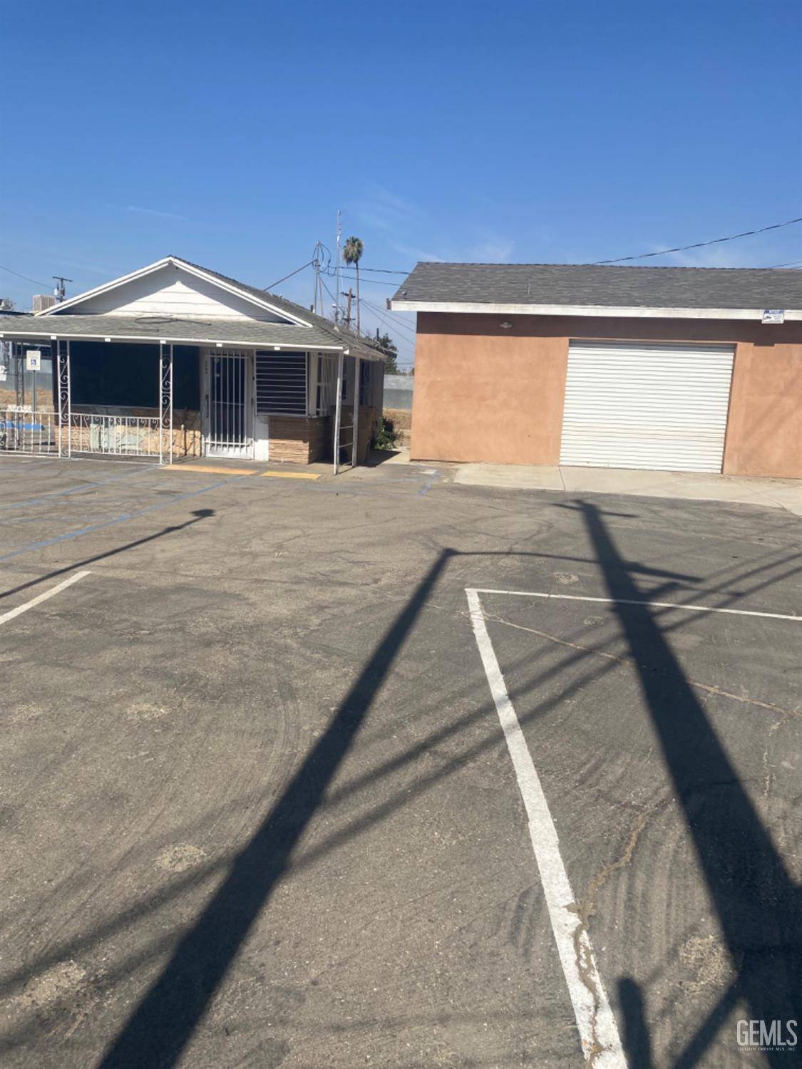 1100 Brundage Lane, Bakersfield, CA 93304